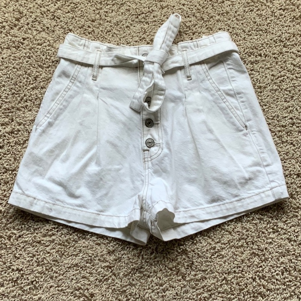 Abercrombie & Fitch White Denim High Waist Pleated Shorts Women’s size 2